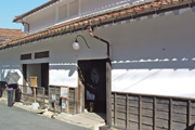 地区いちばんの商家建築です。家業である鉱山業や酒造業のほか、代官所に収める年貢銀を秤量・検査をしていました。国指定重要文化財に指定されています。