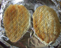 和田珍味のふぐ味醂干のカンタン!美味しい焼き方をご紹介します。フライパンにアルミ箔をしき、その上に和田珍味の石見名産ふぐ味醂干を並べます。フライパンにふたをしたら、弱火で3分間ふぐ味醂干を蒸し焼きにしください。