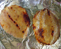 焦がさず柔らかくしあがり、蒸し焼きをするので冷めても固くなりません。
あとはお皿にとって、日本酒、ビールと一緒にどうぞ!
味醂干の甘い味とモチモチとした食感がクセになります。
味付けは一切不要です。
たっぷりとしみこんだ秘伝のタレをお楽しみ下さい!